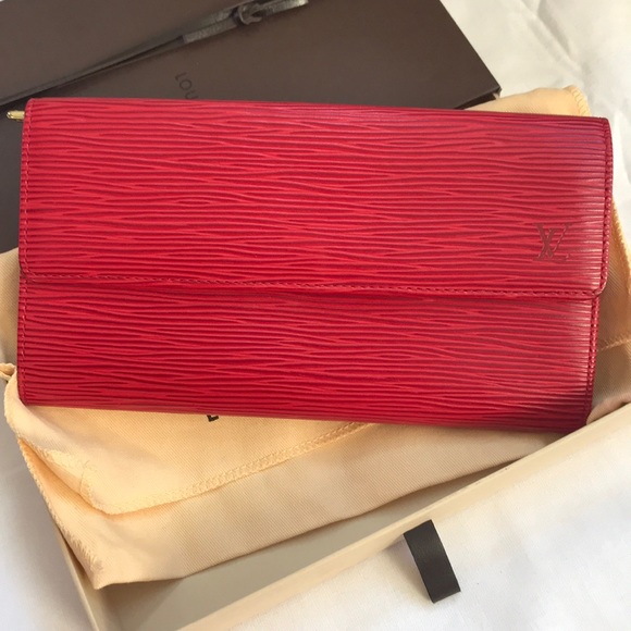 LV epi red wallet - Picture 2 of 8